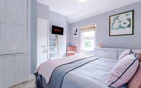 Lovely Home In Cheltehnam Parking & Great Location
